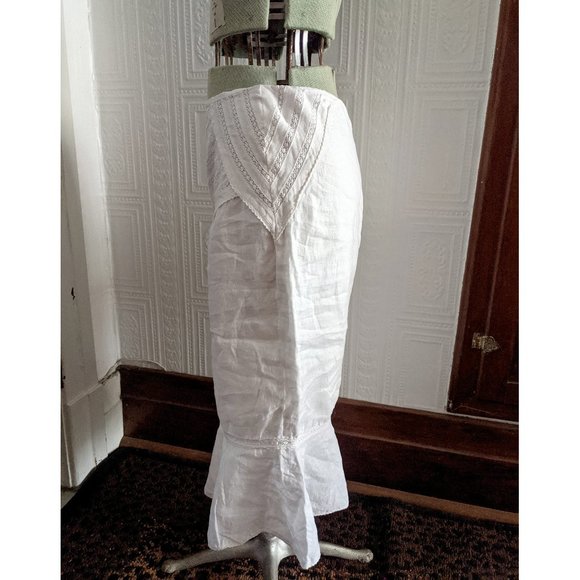Romantic white linen pencil fishtail skirt with lace details - Picture 8 of 15